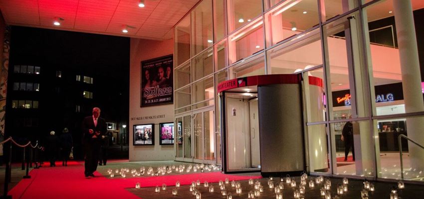 Hovedindgang Udefra 1200X795